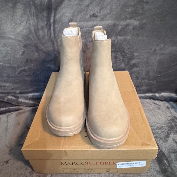 Marco Republic Shoes - NEW Marco Republic Women 8.5 Chelsea Lug Sole Portland Beige Ankle Boots
